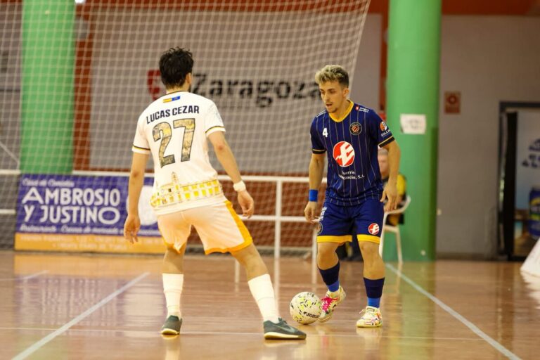 Jugadores de futsal en acción durante un partido en Melilla