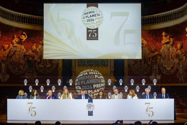 Mesa con participantes bajo una pantalla del Premio Planeta 2026 en un salón ornamentado