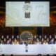 Mesa con participantes bajo una pantalla del Premio Planeta 2026 en un salón ornamentado