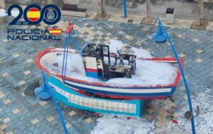 Monumento con forma de barco presenta daños y restos de espuma blanca alrededor.