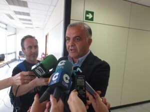 Un hombre hablando a la prensa en una conferencia de prensa