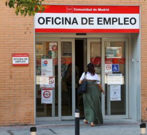 Persona entrando a una oficina de empleo en Madrid