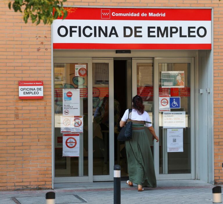 Persona entrando a una oficina de empleo en Madrid
