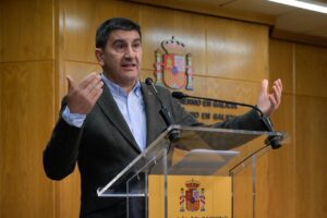 Pedro Blanco habla ante un atril con el escudo de España al fondo