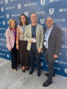 Cuatro personas posan ante un panel de IQVIA y Top 20 2026.