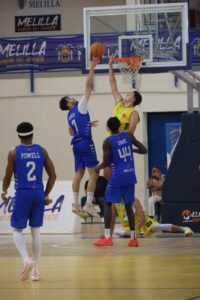 Jugadores de baloncesto en acción durante un partido en Melilla