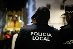 Agentes de la Policía Local observando una situación en la calle.
