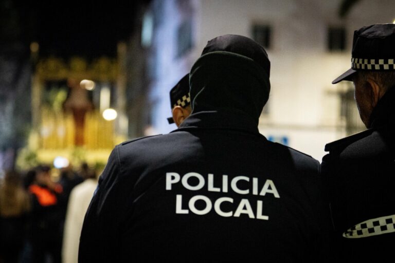 Agentes de la Policía Local observando una situación en la calle.