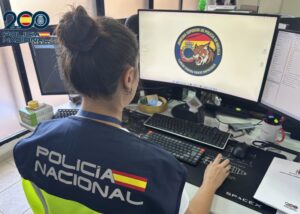 Agente de la Policía Nacional trabajando en su ordenador en Melilla