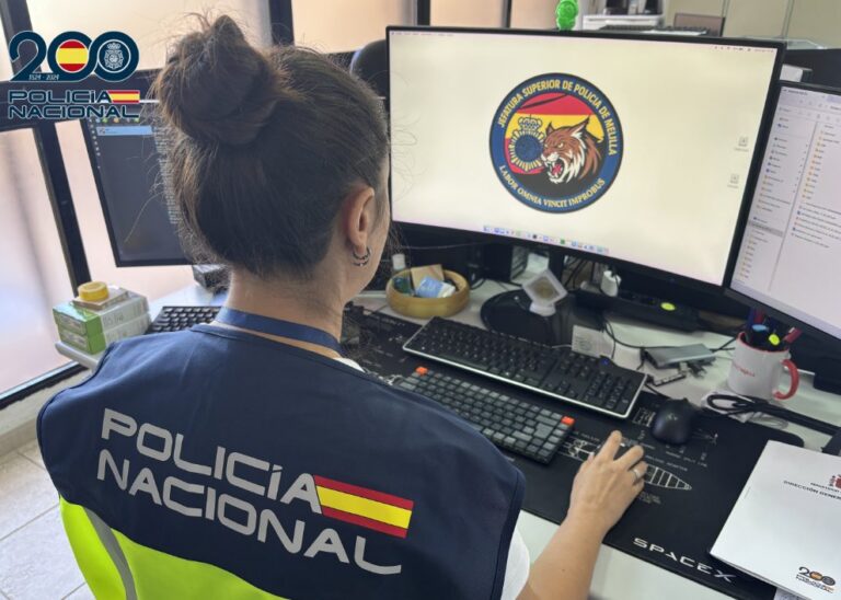 Agente de la Policía Nacional trabajando en su ordenador en Melilla