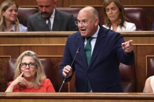 Miguel Tellado del PP hablando en el Parlamento español