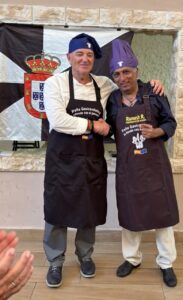 Dos chefs sonrientes en un evento de premiación gastronómica