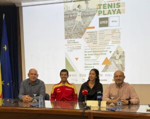 Cuatro personas sentadas ante una mesa durante una presentación de tenis playa