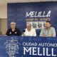 Tres hombres sentados ante un micrófono y carteles del torneo de baloncesto 3x3