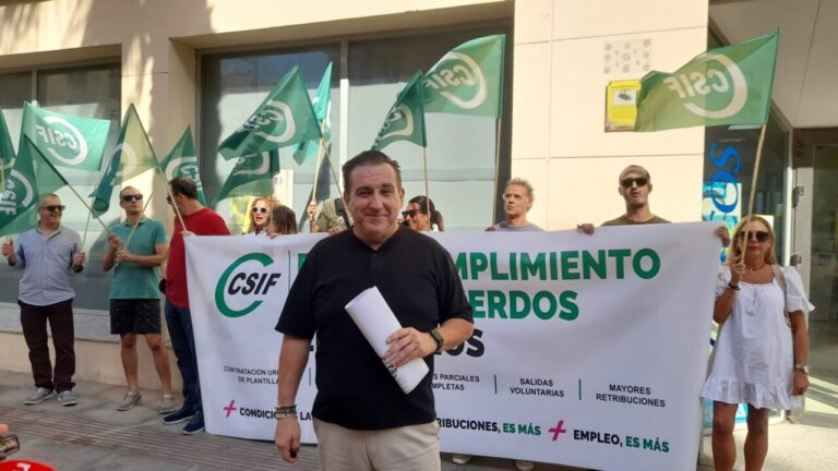 Protesta del sindicato CSIF frente a la oficina de Correos en Melilla