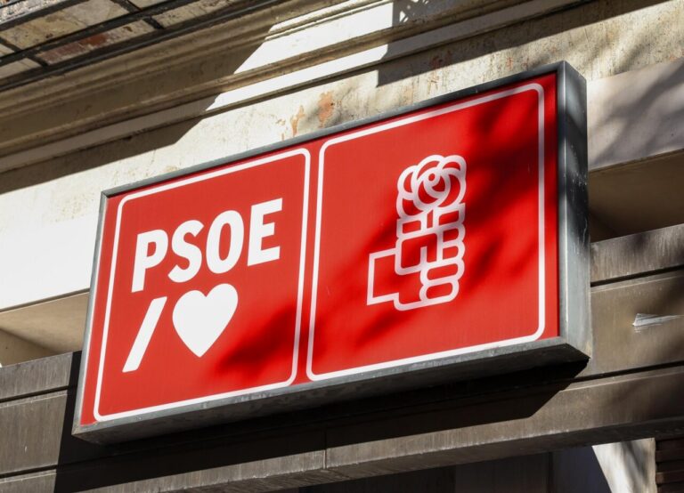 Cartel del PSOE con un corazón y una rosa en un fondo rojo