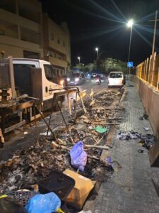 Contenedores quemados en la calle Reina Regente durante la noche.