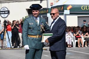Mustafa Al-Luch recibe un diploma de la Guardia Civil en un evento