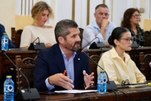 Reunión sobre la reforma de la residencia de estudiantes con participantes en la mesa.