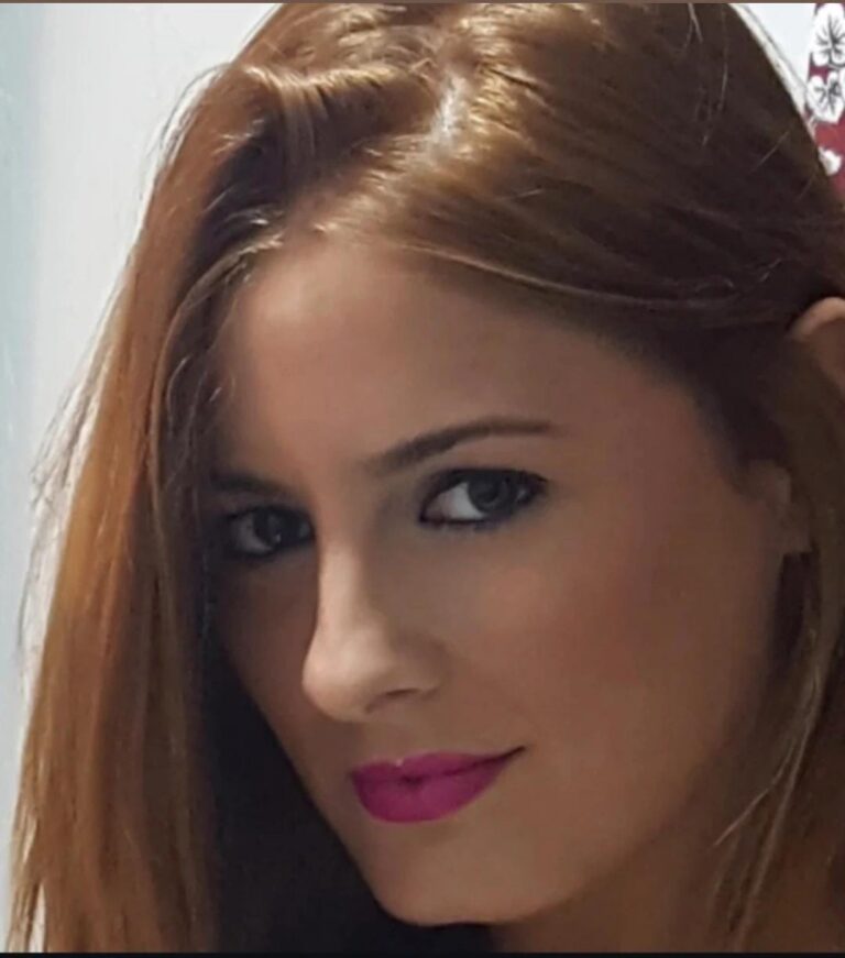 Retrato de una mujer de cabello castaño y maquillaje, encuadrada de cerca.