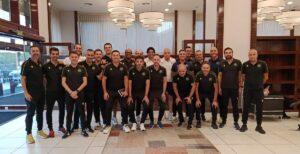Grupo de personas en una reunión de equipo de fútbol