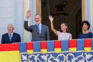 Felipe VI y Letizia saludan desde un balcón junto a otras dos personas