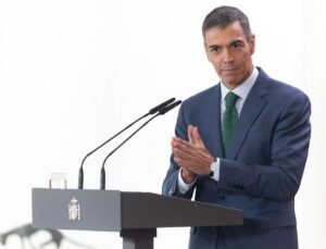 Pedro Sánchez hablando sobre los decretos de vivienda en un evento