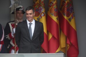 Pedro Sánchez en el desfile de la Fiesta Nacional con banderas de España