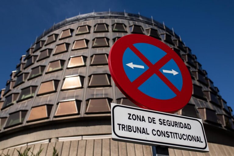 Señal de zona de seguridad ante el edificio del Tribunal Constitucional