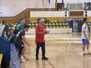 Sergio Amat dirigiendo al equipo de balonmano en un partido