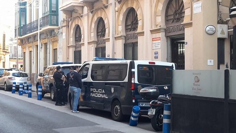 Policía Nacional frente a una sinagoga en Melilla