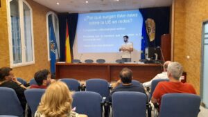 Karim Hallal Peche impartiendo un taller sobre desinformación en la UNED.