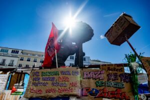 Manifestantes con banderas en la Puerta del Sol de Madrid durante una acampada