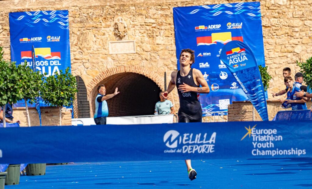 Un triatleta con la inscripción GBR corre hacia la meta del Campeonato de Europa Youth en Melilla.