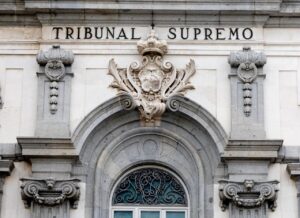 Fachada del Tribunal Supremo en España con detalles arquitectónicos