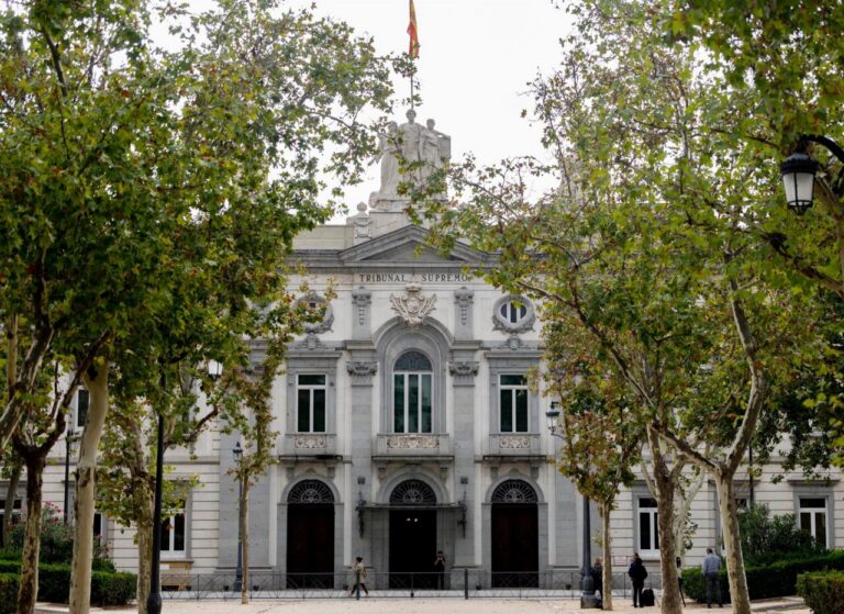 Edificio del Tribunal Supremo en Madrid rodeado de árboles