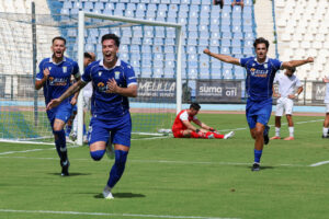 Jugadores de la U.D. Melilla celebrando un gol en el campo.