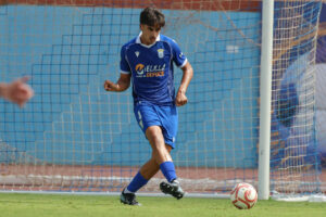 Ussama Ahmed Ouzzan jugando al fútbol en el Estadio Municipal Álvarez Claro