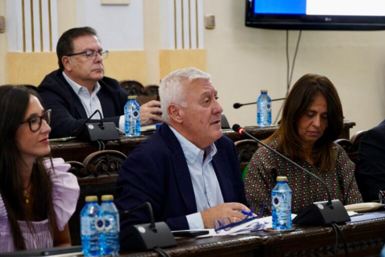 Consejero Daniel Ventura discutiendo sobre la desaladora en Melilla