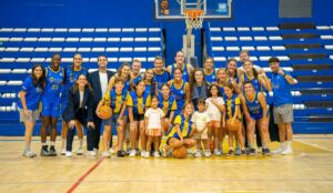Equipo de baloncesto femenino de Melilla posando tras una victoria
