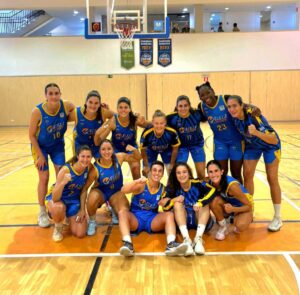 Equipo de baloncesto femenino del Melilla Ciudad del Deporte posando tras una victoria