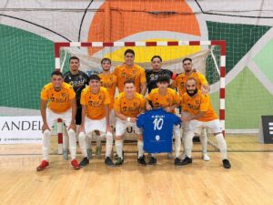Equipo de fútbol sala Nueva Era Melilla posando en la cancha