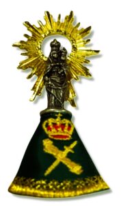 Estatua de la Virgen del Pilar con corona y emblema de la Guardia Civil