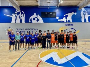 Encuentro del consejero de Deporte con el equipo de baloncesto en Melilla