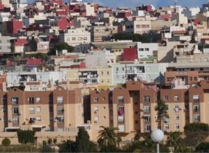 Vista de viviendas en Melilla con colores variados y arquitectura moderna