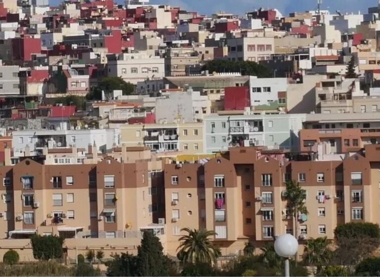 Vista de viviendas en Melilla con colores variados y arquitectura moderna