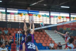 Jugadoras de voleibol femenino en acción durante un partido