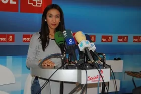 La diputada socialista, Lamia Kaddur, explica que la Proposición de Ley implicaría una prestación de 426 euros para personas sin recursos