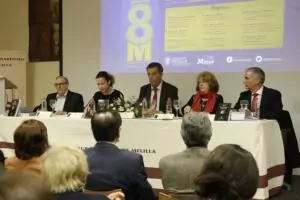Mesa presidencial, con Encarna León, autoridades, el ganador de 2017 y el presidente del jurado