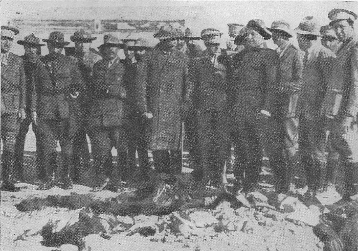 El Alto Comisario General Berenguer, y su cuartel general, ante el cadáver del teniente coronel Primo de Rivera, después de su identificación
